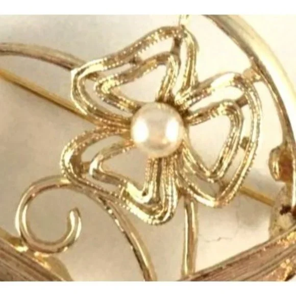 Vintage Sarah Coventry Floral Circle Brooch Gold Tone w/ Faux Pearl - Picture 2 of 3